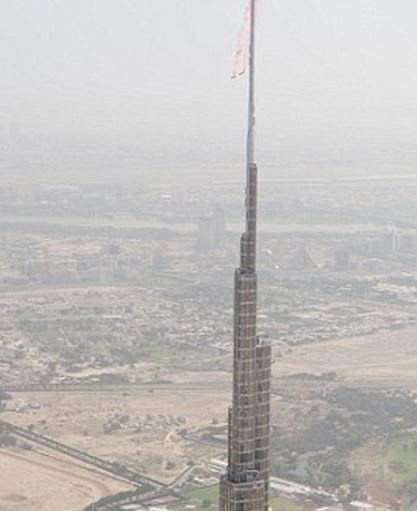 Base Jump από το ψηλότερο κτίριο στον κόσμο (pics&vid)